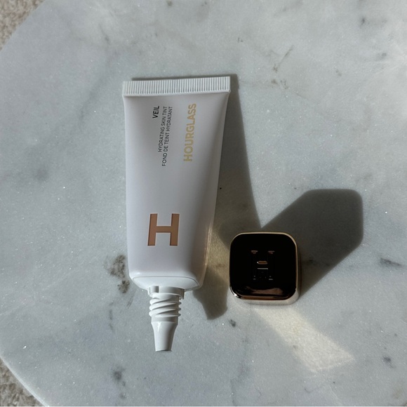NEW Hourglass Veil Hydrating Skin Tint Foundation | Shade 6 - Light Cool - Picture 10 of 16